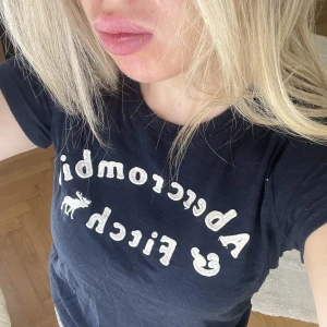 Abercrombie & fitch  - Tshirt i mörkblått! Fint skick 😍 Passar någon mellan xs-m