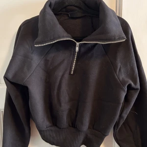 Tjocktröja med halv dragkedja - Tjocktröja med dragkedja halva vägen och går att vika ner vid halsen💗 aldrig använd, bara legat i min garderob och därmed är den super mjuk på insidan. Köpt från Gina tricot💗