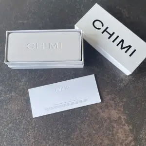 Säljer ett par chimi 01 grey i nyskick. Använda ett fåtal gånger. Kvitto finns! Skriv för fler frågor. Pris kan diskuteras. 
