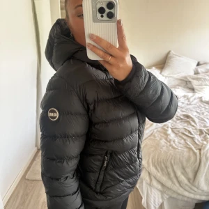 COLMAR JACKA - svart colmar jacka i storlek m, jättefint skick
