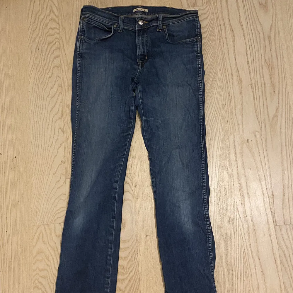 Low waisted jeans från Caitlin i storlek W30 L34. Säljer då de inte kommer till användning då de är för korta för mig. Jeans & Byxor.