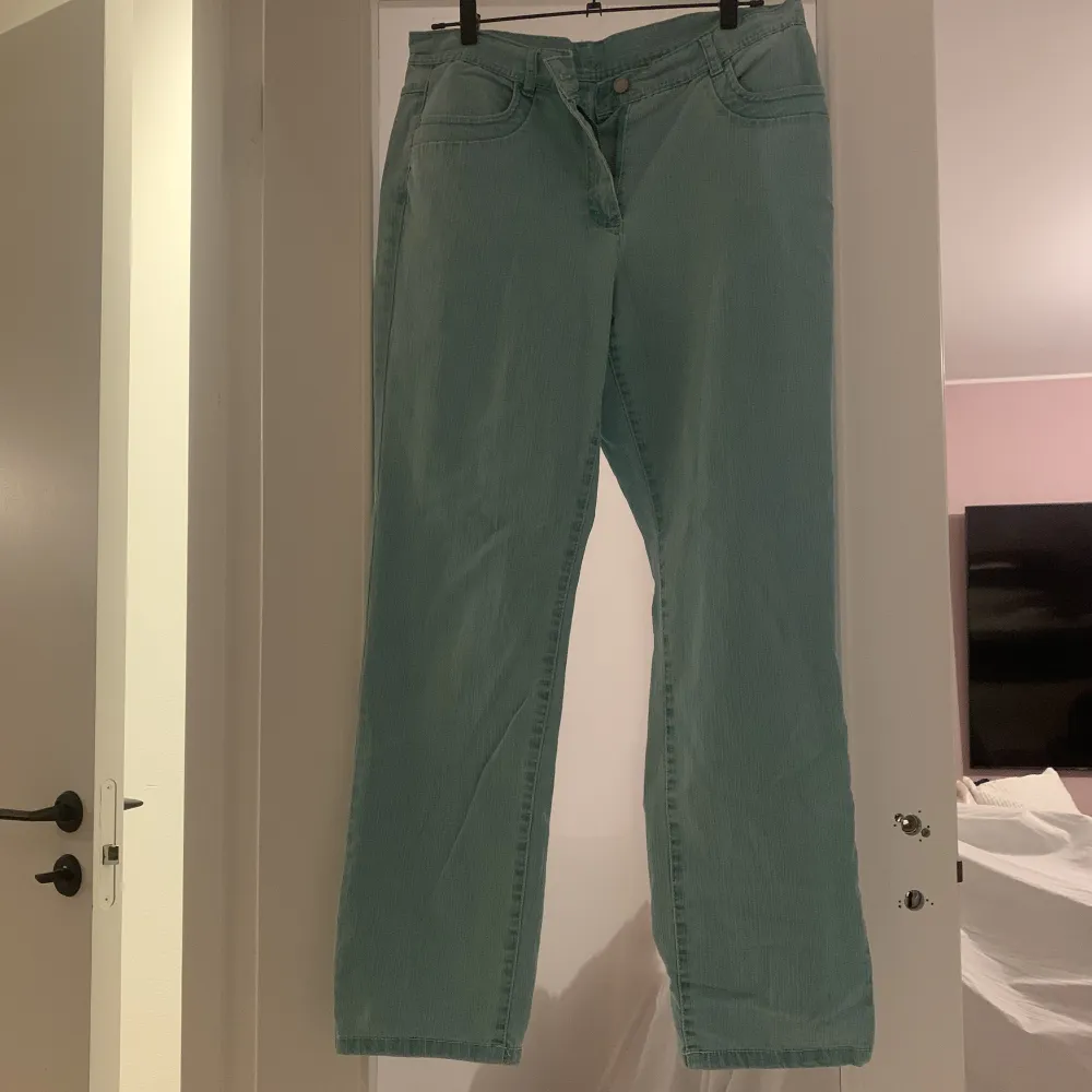 Snygga Lågmidjade jeans. Glittriga detaljer på fickorna. Passar inte mig men superfina🌷Har tyvärr ingen bild på. Osäker på strl men ca M-L. Jeans & Byxor.