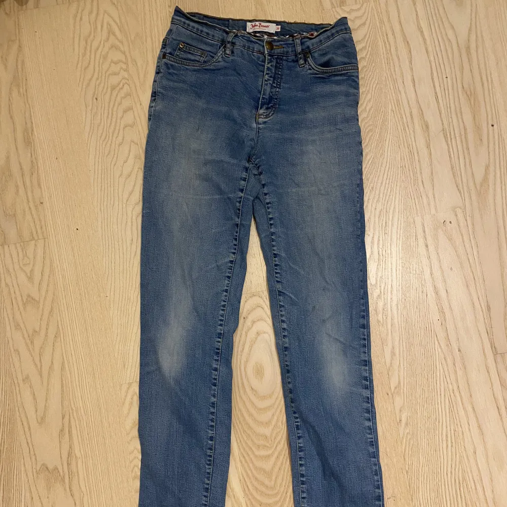 High waisted jeans från John Baner i storlek 38. Säljer då de inte kommer till användning . Jeans & Byxor.