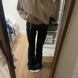Lågmidjade jeans - Jättefina mörkblå Lågmidjade jeans. Jag är 171 och dom är långa på mig. Hör av dig för mer info💗💗