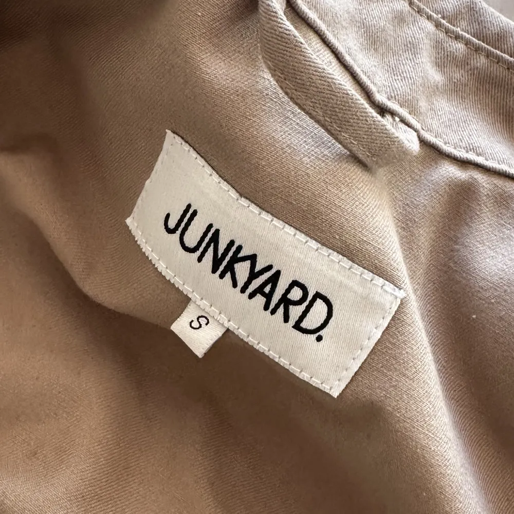 beige trenchcoat från junkyard, nyskick. Jackor.