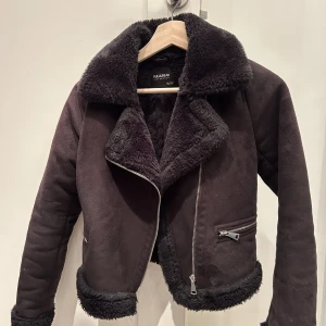 Pull&Bear outwear - Jag säljer denna mysiga höst/vår jacka, säljer denna eftersom den är för liten för mig!!