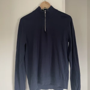 Riley Half Zip - Säljer denna Riley Half Zip köpt på brothers för 899:-. Använt fåtal gånger då den inte riktigt har kommit till användning . Den är lite liten i storlek så passar S perfekt 
