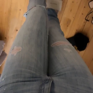 Hollister byxor - Hollister byxor i strl w23 Hade sagt en xxs  Håliga på baksidan perfekt till spex eller halloween liknande eller bara våga ha dem så.