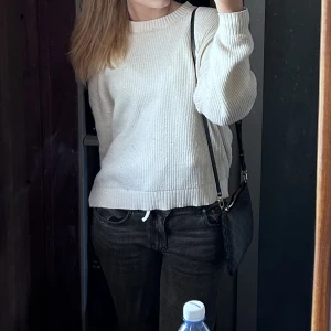 Stickad tjocktröja - Säljer min pull&bear tröja som är köpt för ungefär 6 månader sedan. Skit snygg men säljer pga ingen användning längre. Den är ganska stor i storleken för att vara S så funkar som M oxå. OBS! Den är mycket vitare än vad som syns på andra bilden.
