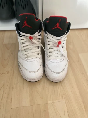 Jordan 5 white cement - Great condition  size 10 us 2016 release