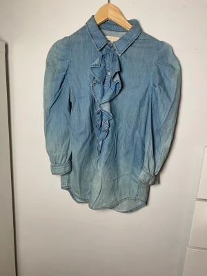 Söt jeansjacka - En tunnare jeansjacka ifrån sandro som har en trekvarts ärm och en cool detalj vid knapparna. Den är i superskick och super fin. Den passar både M&L