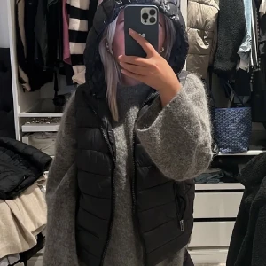 Väst - köpt denna väst från plick men kommer inte till användning. Så skön och fin!! (Lånade bilder, vid intresse kontakta mig för fler bilder❤️)