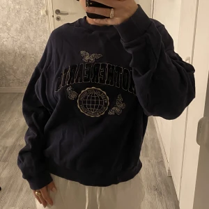 College tröja  - Marinblå sweatshirt me tryck💗