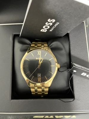 Hugo boss klocka  - Guldig Hugo boss klocka i oanvänt skick med original förpackning 
