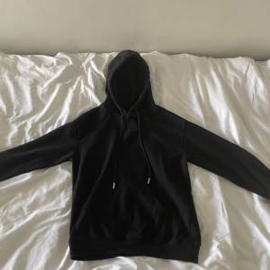 Basic svart hoodie ifrån h&m. Säljer pga att den är för liten. Nyskick.