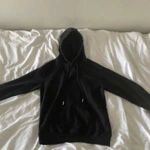 Svart hoodie - Basic svart hoodie ifrån h&m. Säljer pga att den är för liten. Nyskick.