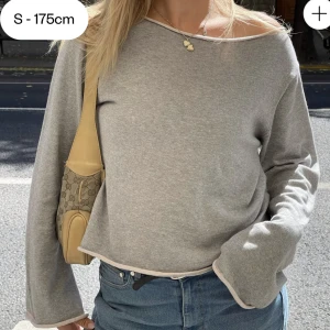 Djerf Avenue Sweater (S) - Underbar tröja med fantastisk neckline från Djerf Avenue. Storlek S, använd 1-2 gånger. Säljer för halva nypriset! Bild lånad från Djerf Avenues hemsida
