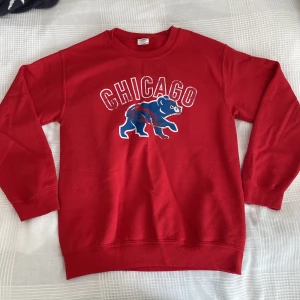 Red Chicago Crewneck  - Röd Chicago Crewneck - Regular/ baggy fit!   Storlek: S Skick: 8,5 Bra skick!   Pris: 150 kr
