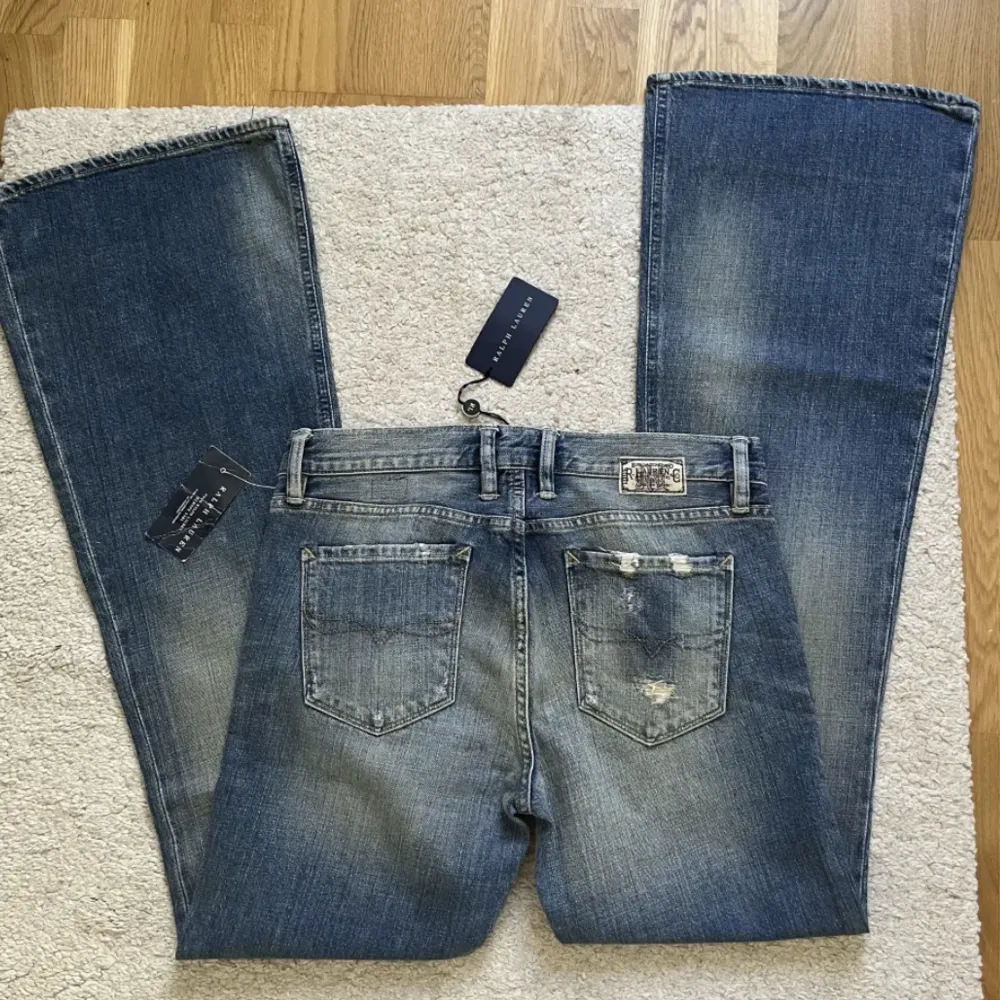 Helt nya Ralph Lauren jeans med lappen kvar 💕 så himla snygga men passade inte mig Midjemått: 72cm innebenslängd: 86cm. Jeans & Byxor.