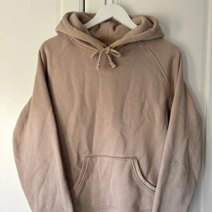 Hoodie - Beige hoodie från BikBok i storlek XS. En omgång med noppringsmaskinenoch den ser ut som ny!