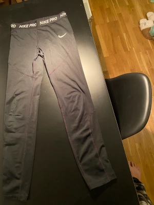 Snygga Nike-pro träningsbyxor🖤 - Jätte snygga, bekväma och praktiska träningsbyxor. Ganska använda, men inget hål, endast att Nike loggan tappat lite färg och trådarna börjar sticka upp lite men inget som syns🖤 Strlk är 158-160 men passar mig som är 170. Frakten betalas själv🖤 