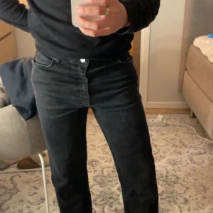 Svarta jeans   - Svarta Just Junkies jeans. Straight Storlek 32/34 (passar mig med W32, 31 och L30).  Nypris: 900 kr