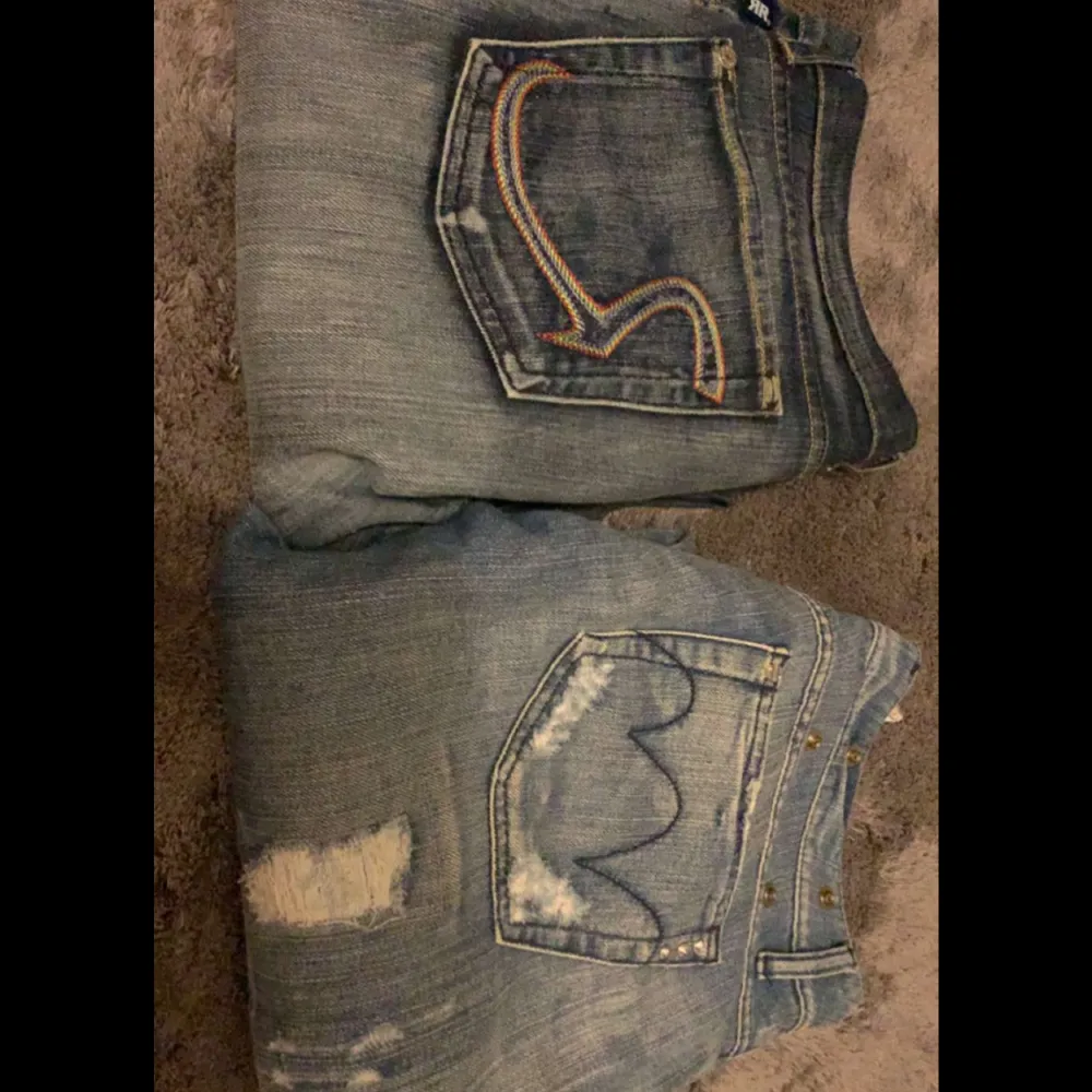 Super coola jeans med as unika detaljer! Från 2000-talet då d va min mammas gamla! Hon köpte båda för mer än 5000 kr. Säljer en för 2000 eller två för 2500! Super bra pris! . Jeans & Byxor.