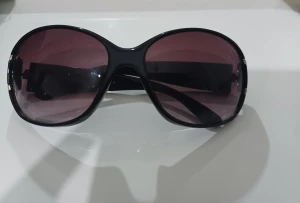 Glasögon  - Glasögon från H&M, jätte fin glasögon. Jag har inte börjat använda de så och inte riktigt min still.