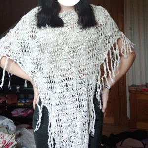 Kofta? - Fin kofta/poncho ish, stlrk 152-164. Nyskick typ aldrig använd, nypris: 60kr