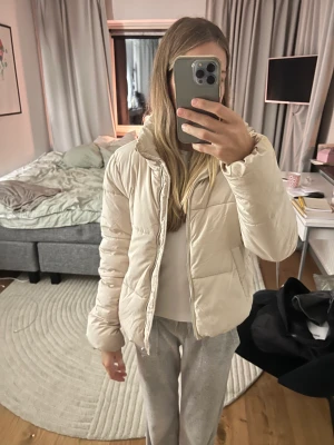 Only jacka💗 - Säljer denna basic men jätte snygga jackan! Jackan är i väldigt bra skick❤️