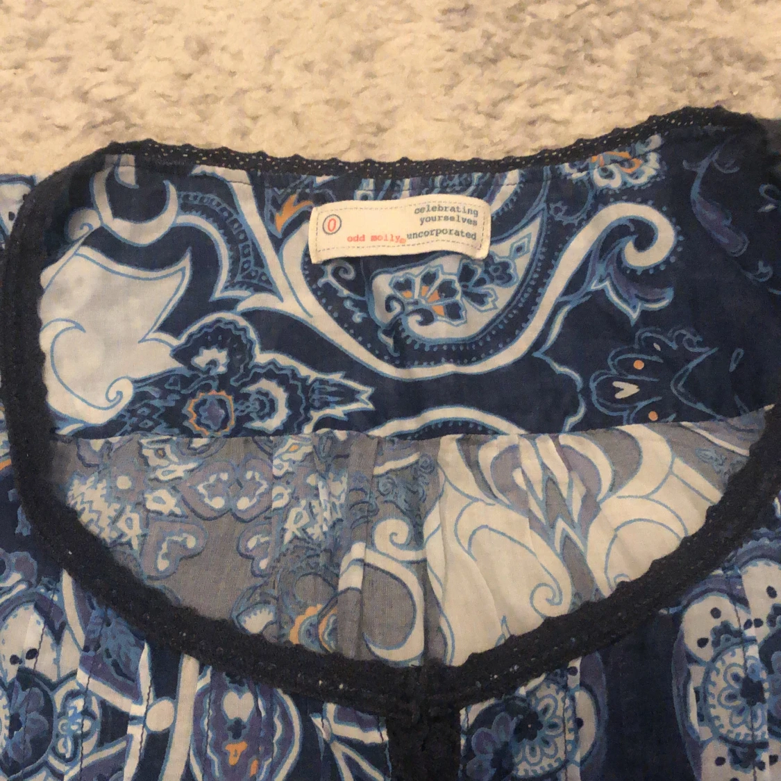 Jätte söt odd molly blus! - 90