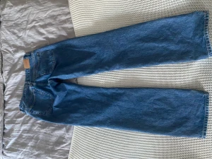 Low jeans  - Låga Jeans från weekday rak i modell  Använd ett få antal gånger pris går å diskutera 🥰