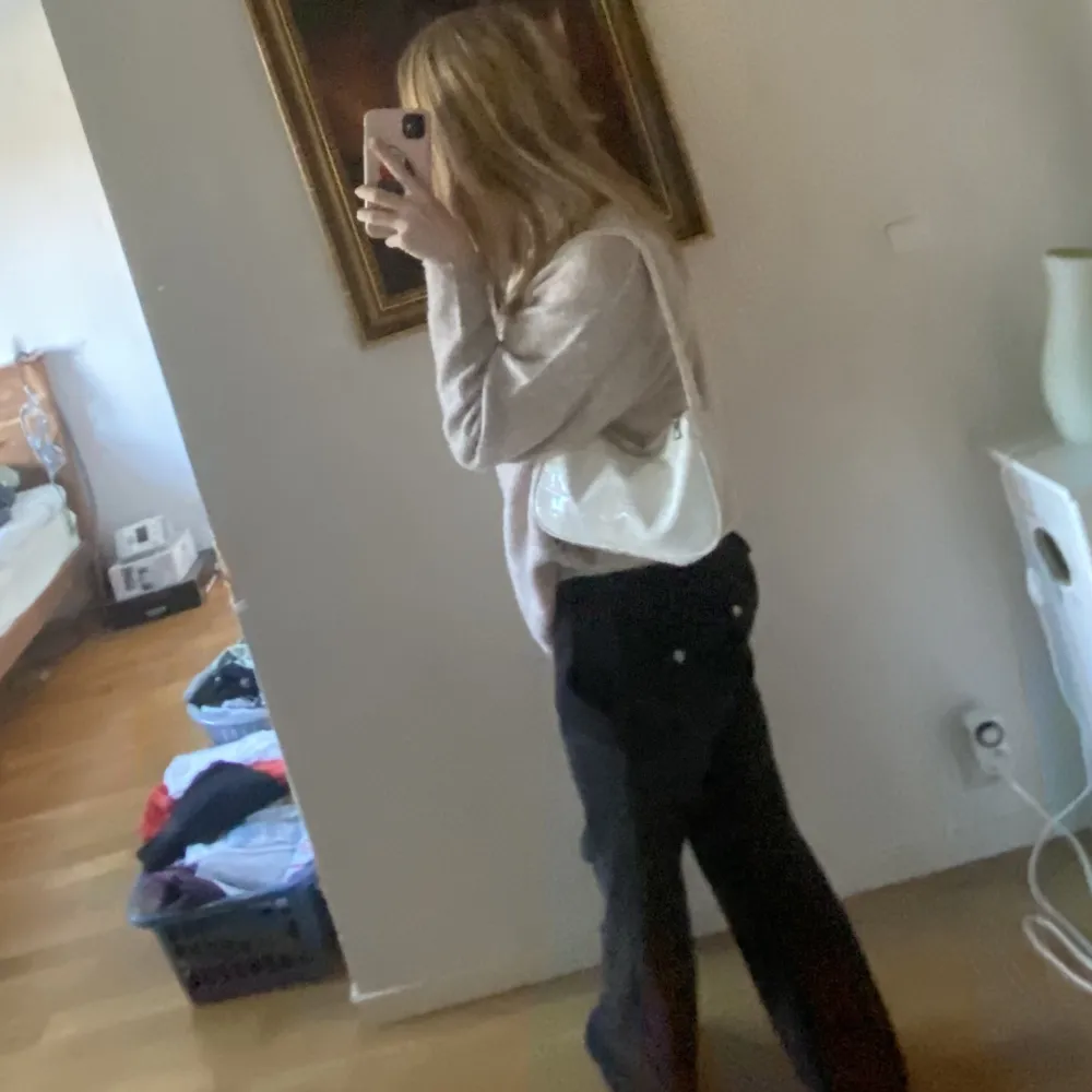gullig o fin liten väska man kan ha som accesoar och lägga småsaker i 🫶🏼 Fick den för något år sedan men nästan inte använd alls. Nyskick och kan skicka fler bilder privat! 😋 . Laukut & Käsilaukut.