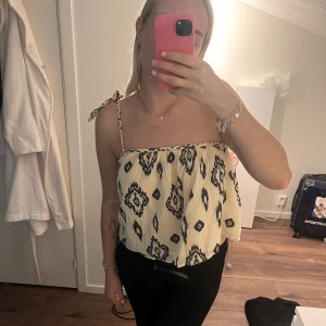 Blus - Super fin och trendig topp från zara💕storlek m men passar s också💕använd 1 gång