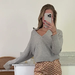 Stickad tröja med krage - Fin-stickad tröja från Chiquelle. Onesize.💛 Väldigt mjuk o skön!