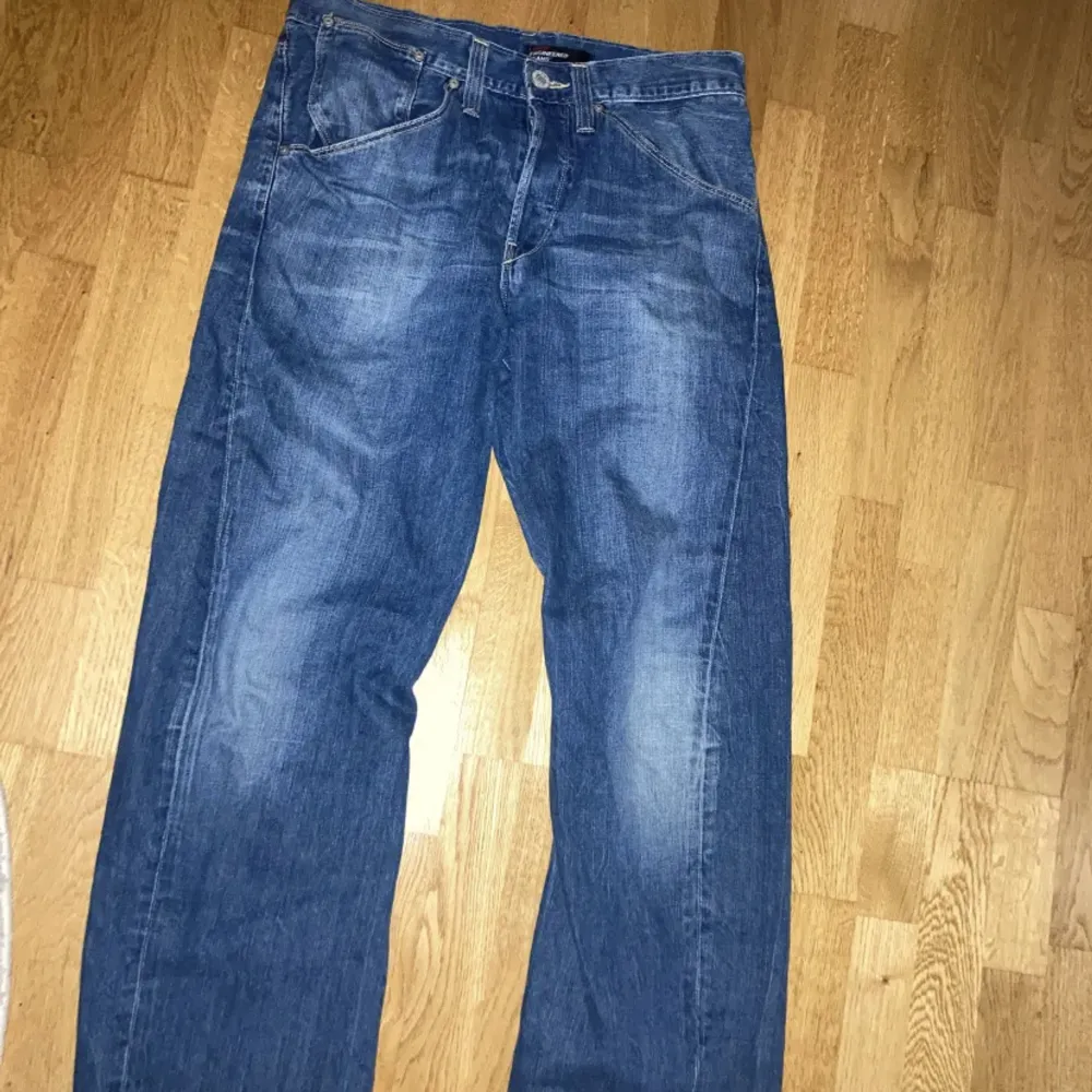 Skit snygga Levis jeans i bra skick. Är 32 i grabb storlek. Jeans & Byxor.