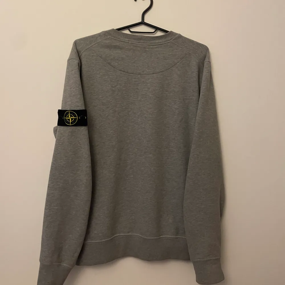 Säljer denna Stone island tröjan pågrund av att den inte kommer till användning. Pris kan diskuteras.. Tröjor & Koftor.