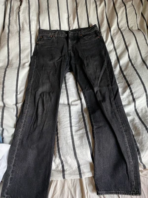 Levis jeans 501 - Säljer mina Levis jeans 501 som jag knappt använt ligger bara i garderoben Nyskick Strl 30-30 vilket passar mig super som är ca 178 Fräscha byxor till hösten/vintern 