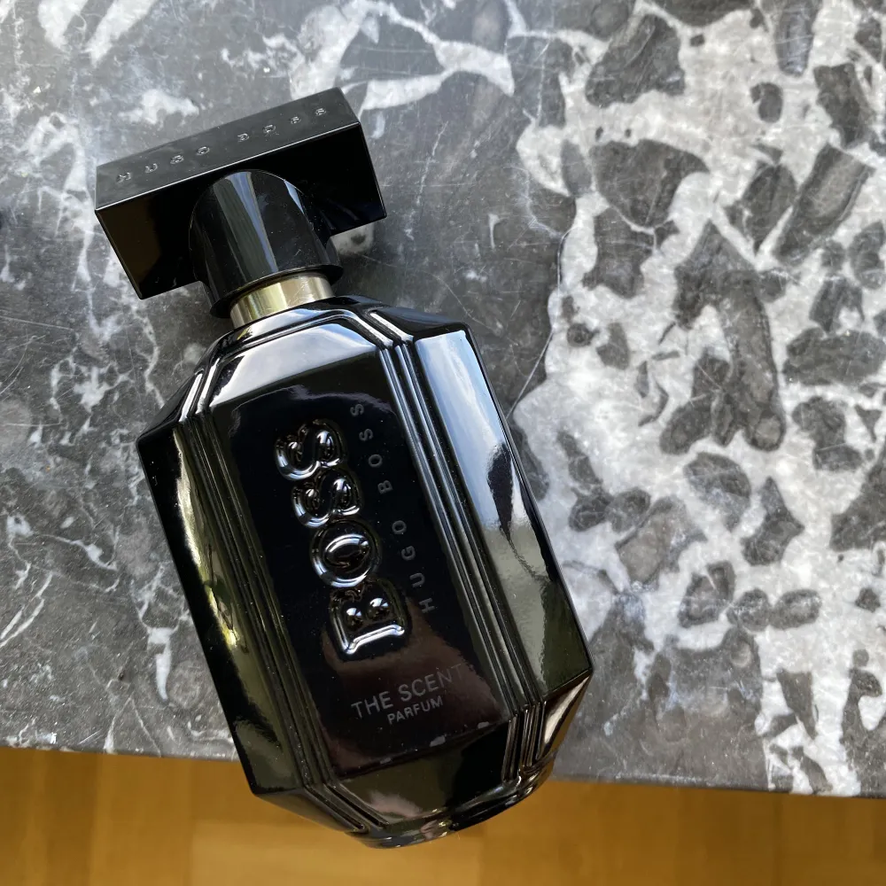 En hugo boss parfym, the scent för herr. Det syns inte igenom den svarta flaskan, men parfymen är nästan oanvänd. Nypris 800kr. Kom gärna privat för fler frågor eller funderingar💕. Accessoarer.