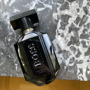 En hugo boss parfym, the scent för herr. Det syns inte igenom den svarta flaskan, men parfymen är nästan oanvänd. Nypris 800kr. Kom gärna privat för fler frågor eller funderingar💕
