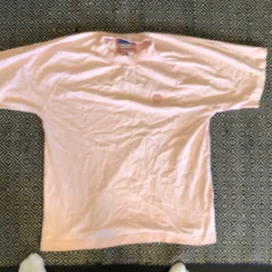 Acne tshirt - Rosa acne tisha i riktigt gött skick. Den är lite skrynklig på bild men det är bara o stryka. Utöver det finns inga befintliga tecken på användning. Osäker på size men skulle tippa oversized m eller l. Ordinarie pris låg på 800.