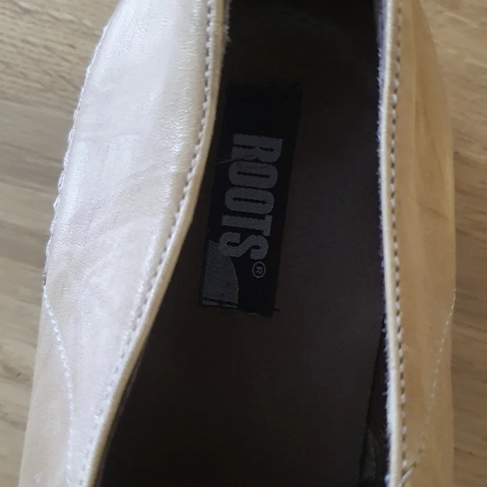 Fina märkeskor Roots Skorna är använda 1 gång bara.nypriset var 2700 kr för dom. Kengät.