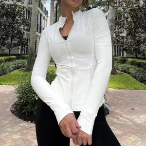 GYM Jacka/ kofta  - Sjukt mjuk och snygg, tunn träningsjacka/ kofta. Helt ny med prislappen kvar! Mjukaste materialet ever och formar kroppen sååå fint. Säljer pga beställde fel färg 💖