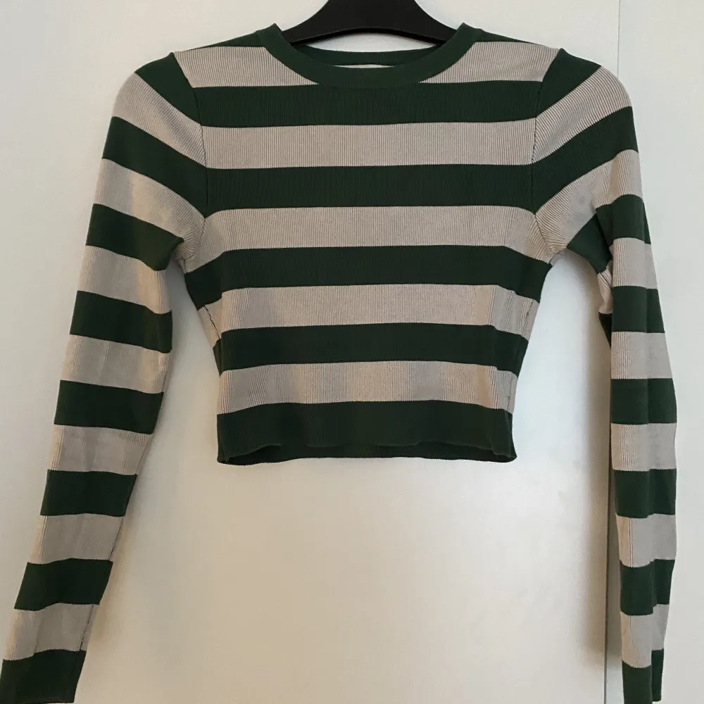 Säljer denna jättefina tröjan från Zara i storlek S💕 Den har tyvärr blivit för liten så den används inte längre. Toppar.