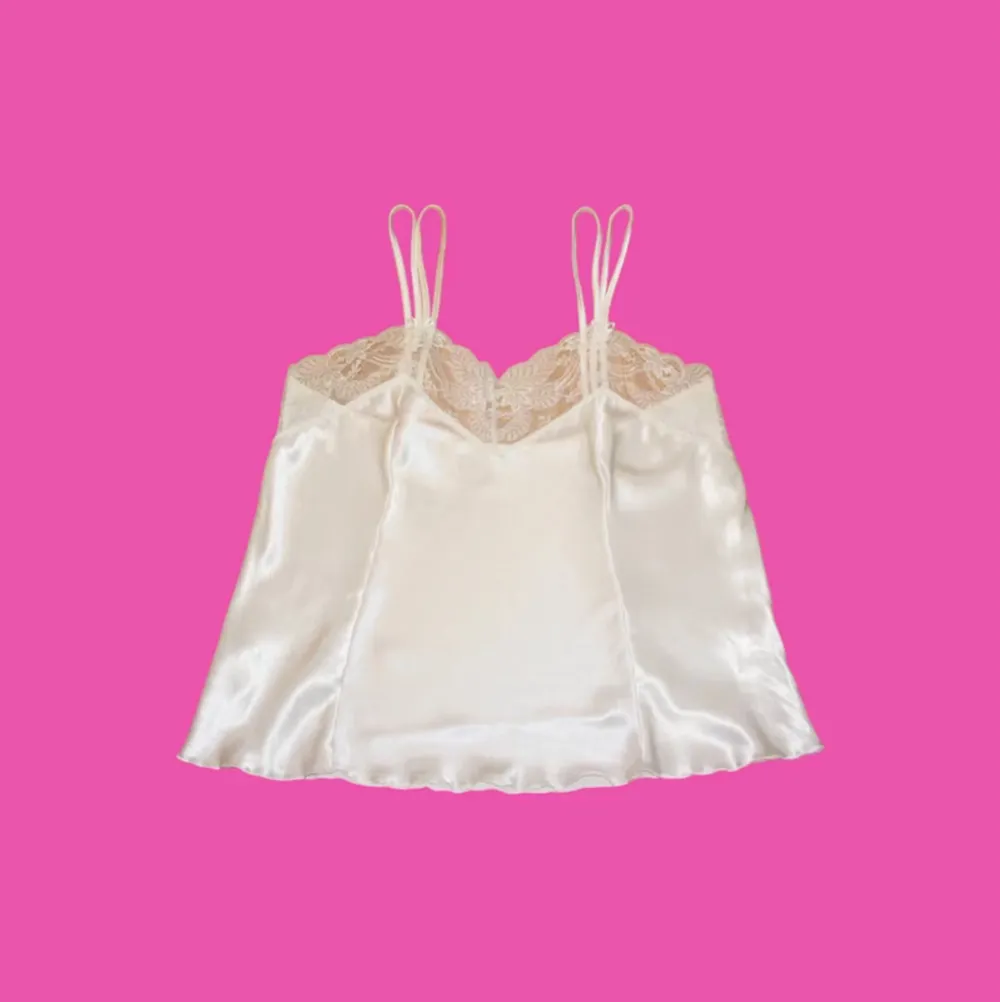 Den vita Ballet Sexy Tank är en fantastisk och förförisk nattplagg som utstrålar elegans och komfort. Denna vita pyjamas-top har en stilren och minimalistisk design med delikata spaghettiband och en smickrande, smal passform. . Toppar.