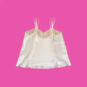 Den vita Ballet Sexy Tank är en fantastisk och förförisk nattplagg som utstrålar elegans och komfort. Denna vita pyjamas-top har en stilren och minimalistisk design med delikata spaghettiband och en smickrande, smal passform. 