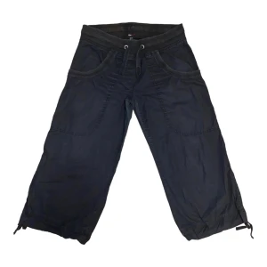 H&M Sport Cargo Capri Pants with Adjustable Legs - Märke H&M Sport  100% bomull  Storlek 40 EUR US 10 FR 10 (Large)  Cargobyxor med en liten blekfläck i ryggen.  De är bra material och förtjänar en andra chans.