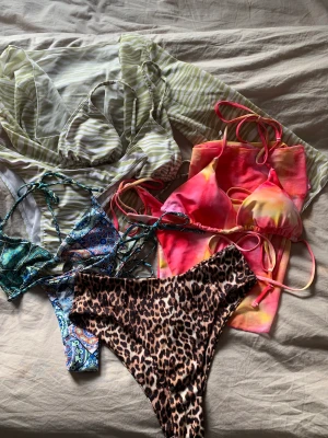Blandande bikinis  - Alla från SHEIN Grönt set med cover up överdel Rosa set med cover up underdel Grön/blå set Leopard underdel högmidjade  150 för allt 