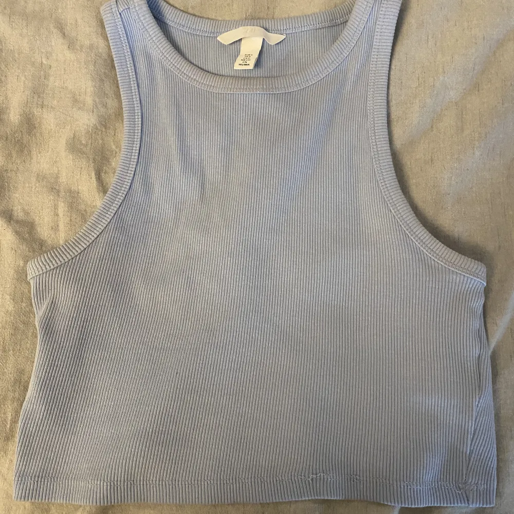 Ett blått linne från HM i strl S. Finns en liten sminkrand längst upp men går att tvätta bort😊. . T-shirts.