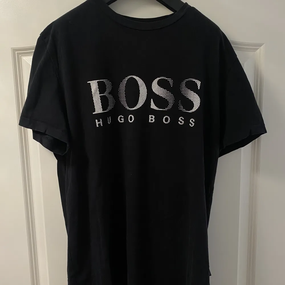Hugo Boss T-Shirt (svart). Storlek M (passar de som har M-L). Bra skick. Hör av dig frågor.. T-shirts.